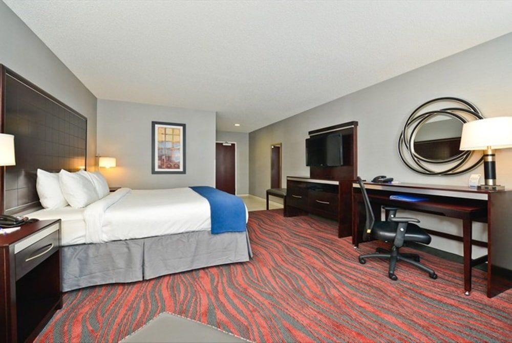 Standard Room, 1 King Bed, Accessible (Communication, Roll-In Shower)