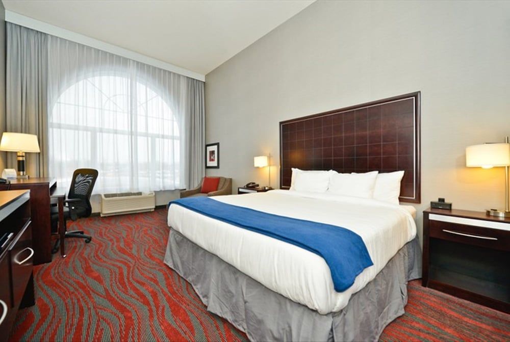 Suite, 1 King Bed, Accessible (Communication, Accessible Tub)