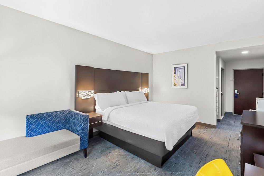 Standard Room, 1 King Bed, Accessible (Mobility, Roll-In Shower)