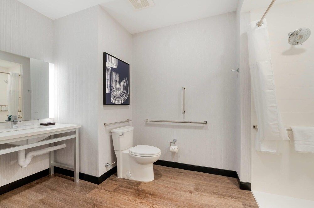 Cambria Hotel Detroit Downtown Room, 2 Queen Beds, Accessible, Non Smoking 4