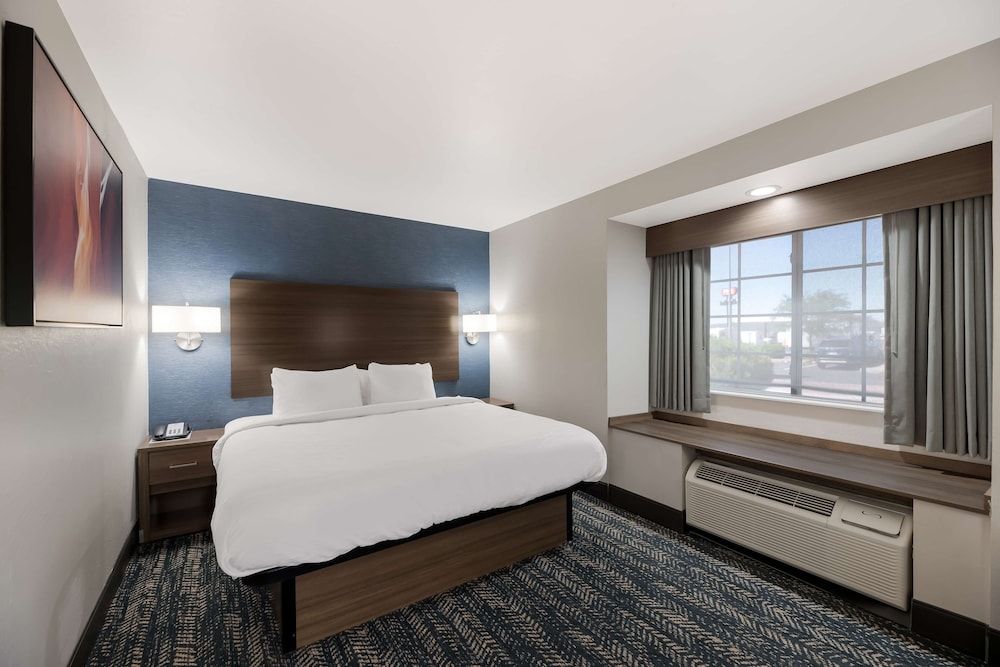 Standard Room, 1 King Bed, Non Smoking (Walk-in Shower)