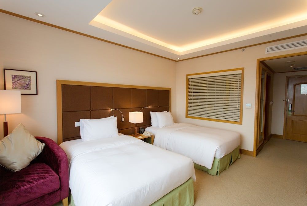 Room, 2 Twin Beds, City View