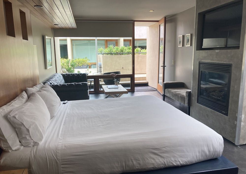 14 West Hotel Deluxe Room, 1 King Bed (North Building) 22