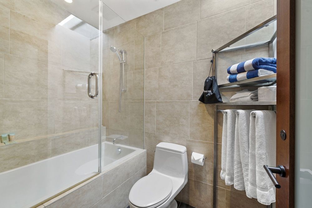 14 West Hotel Deluxe Room, 1 King Bed (North Building) 32