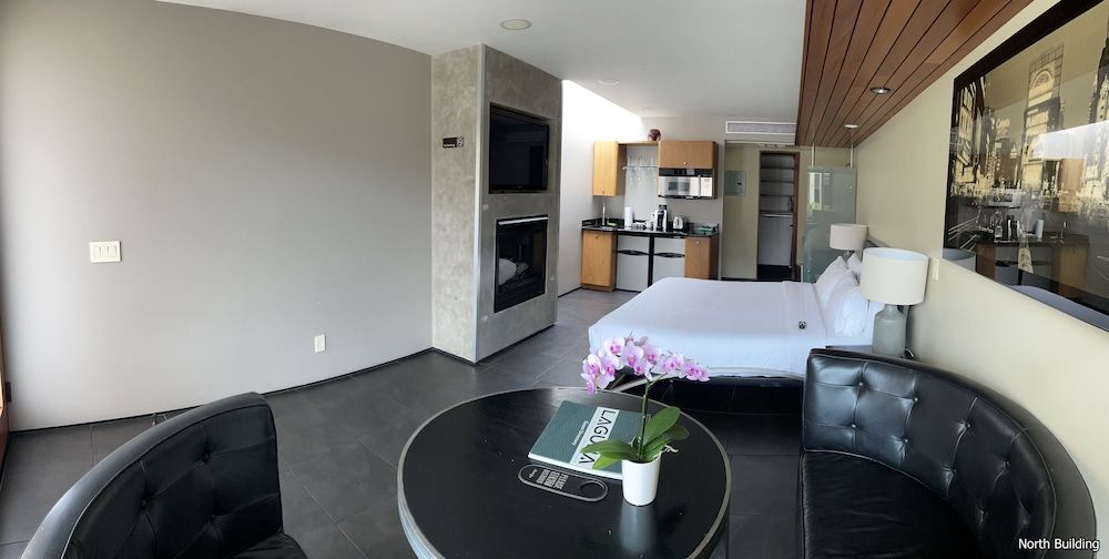 14 West Hotel Deluxe Room, 1 King Bed (North Building) 35