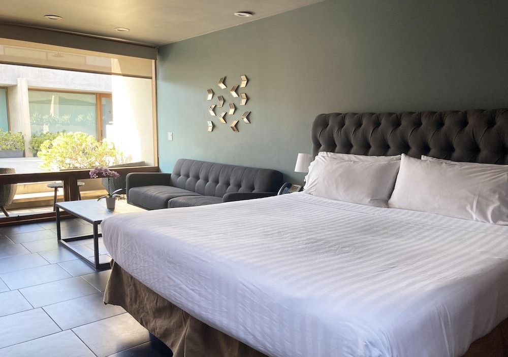 14 West Hotel Deluxe Room, 1 King Bed (North Building) 20