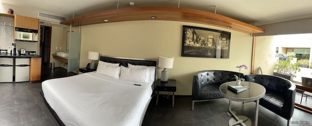 14 West Hotel Deluxe Room, 1 King Bed (North Building) 3