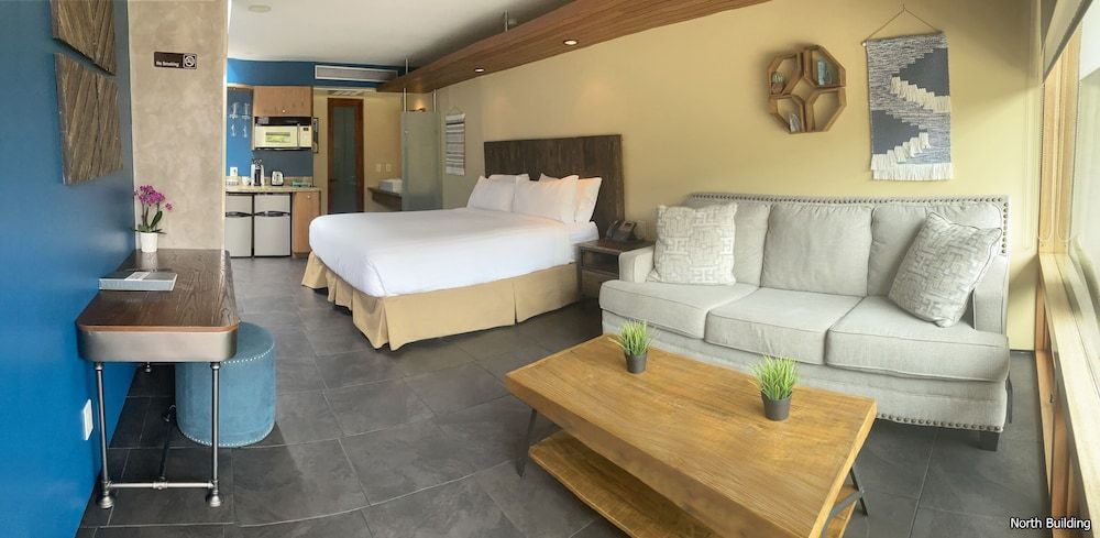 14 West Hotel Deluxe Room, 1 King Bed (North Building) 4