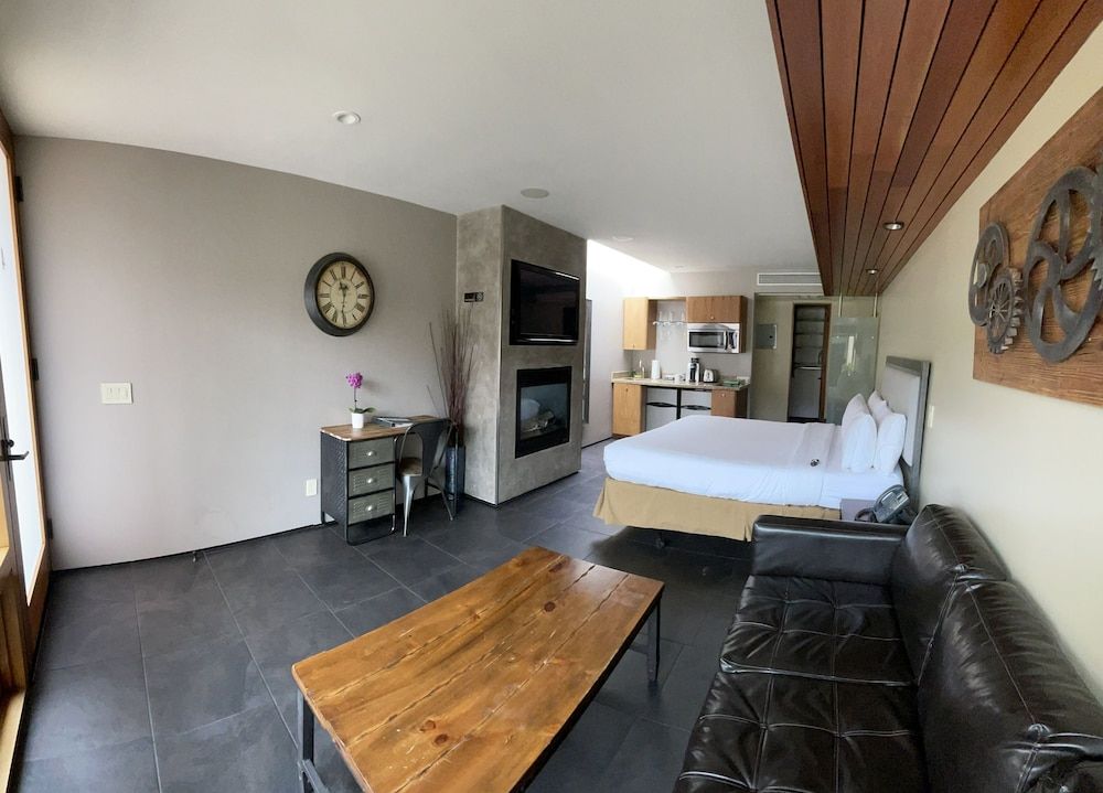 14 West Hotel Deluxe Room, 1 King Bed (North Building) 26