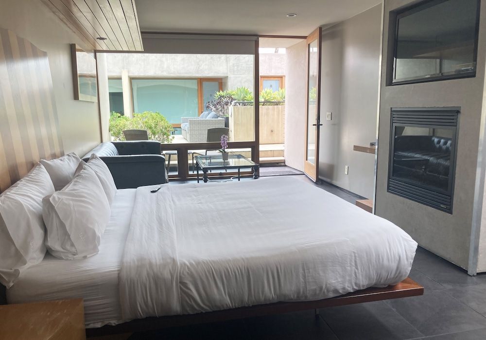 14 West Hotel Deluxe Room, 1 King Bed (North Building) 18