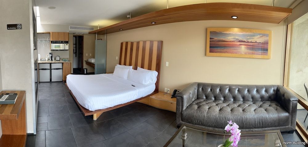 14 West Hotel Deluxe Room, 1 King Bed (North Building) 6