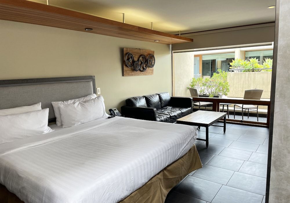 14 West Hotel Deluxe Room, 1 King Bed (North Building) 19