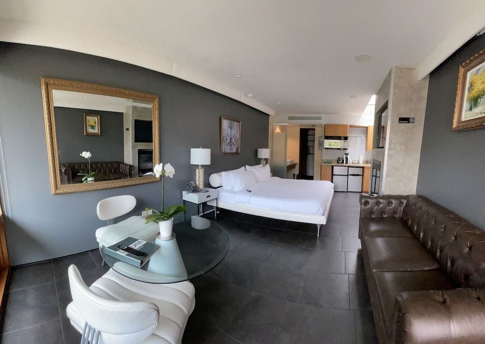 14 West Hotel Deluxe Room, 1 King Bed (North Building) 7