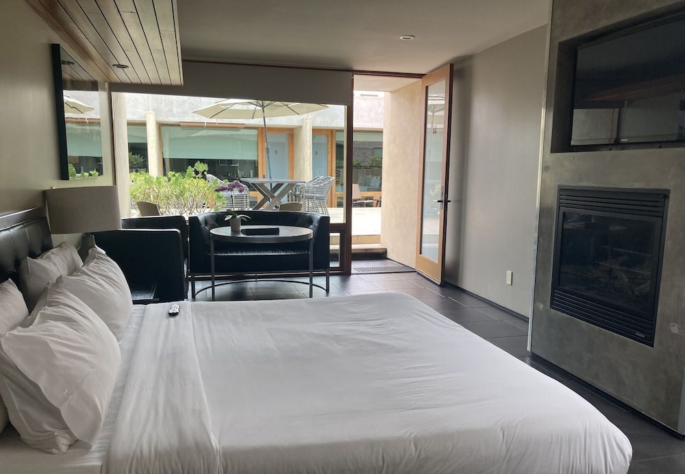 14 West Hotel Deluxe Room, 1 King Bed (North Building) 15