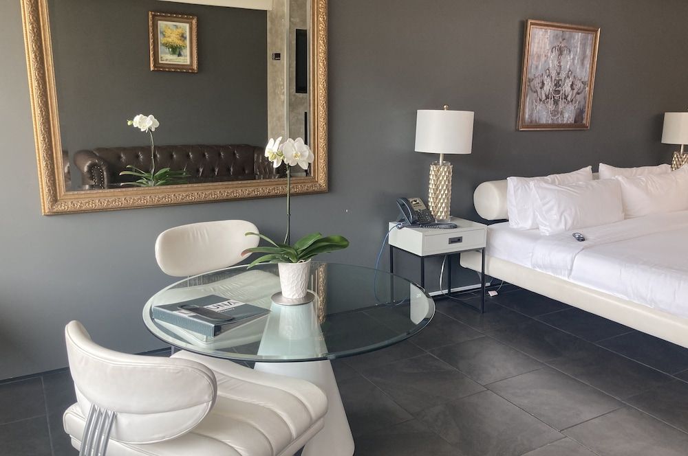 14 West Hotel Deluxe Room, 1 King Bed (North Building) 8