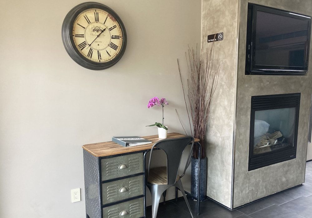 14 West Hotel Deluxe Room, 1 King Bed (North Building) 36