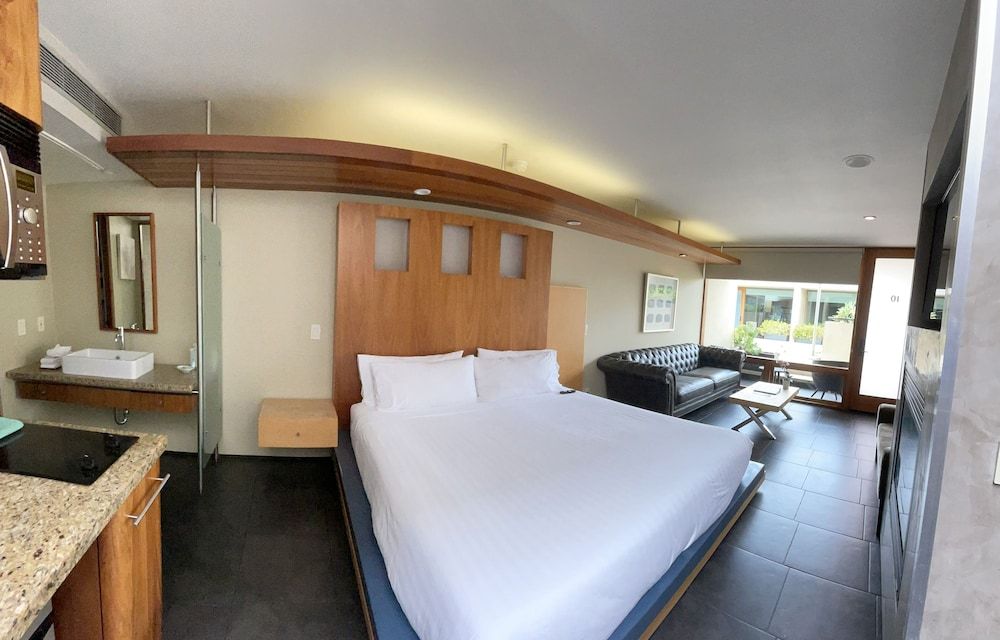 14 West Hotel Deluxe Room, 1 King Bed (North Building) 9