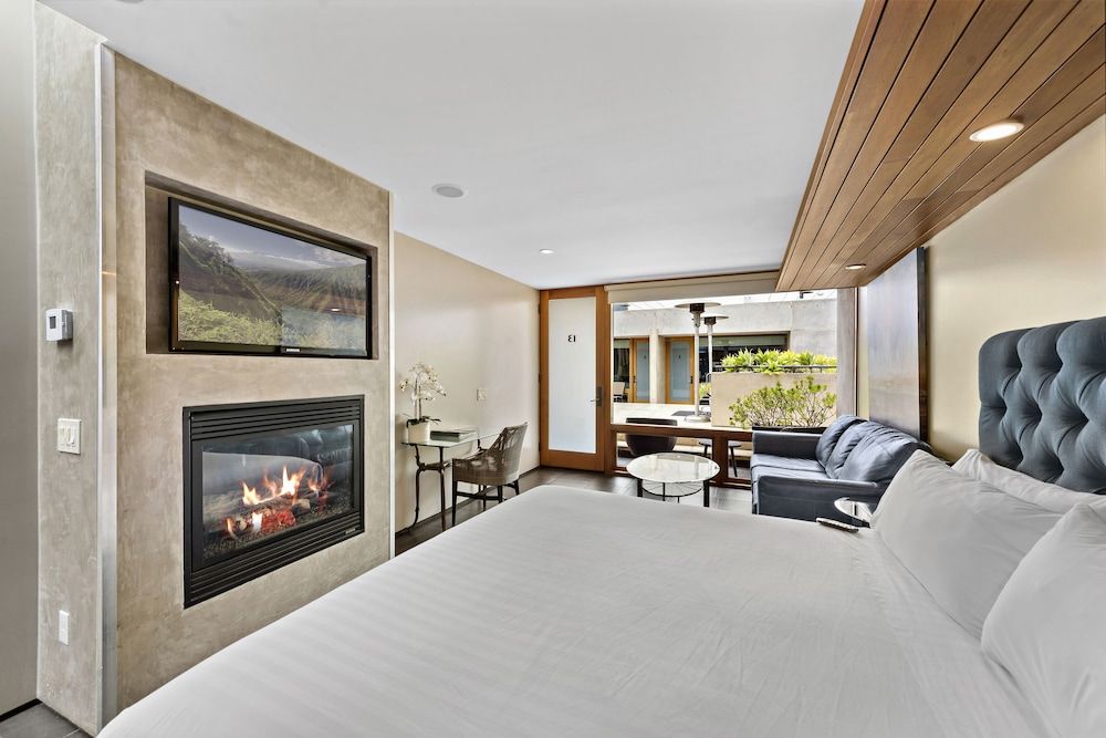 14 West Hotel Deluxe Room, 1 King Bed (North Building) 25