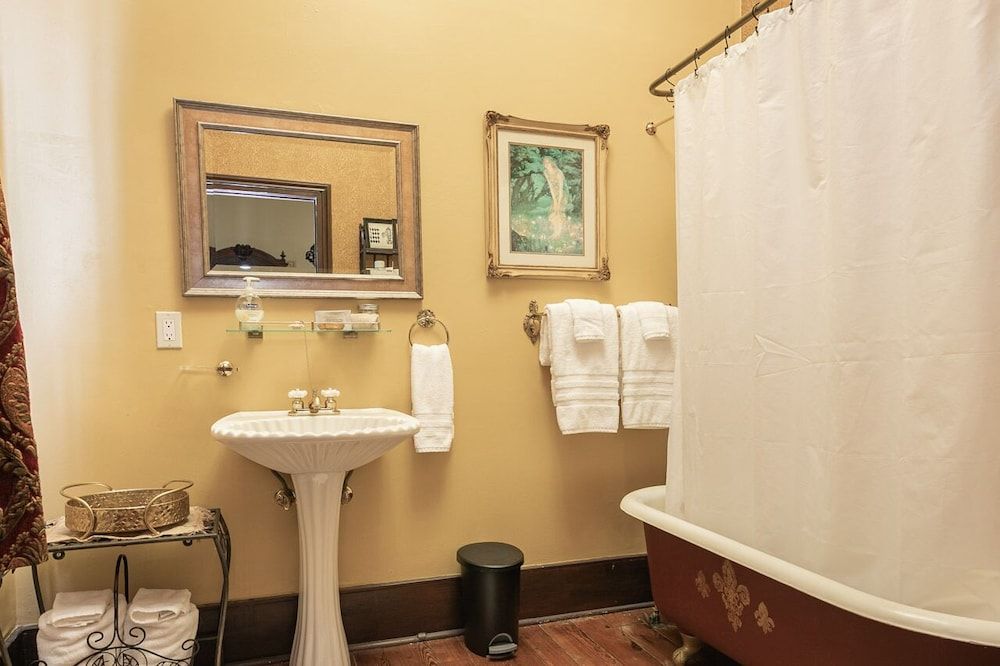 Fleur-De-Lis Suite