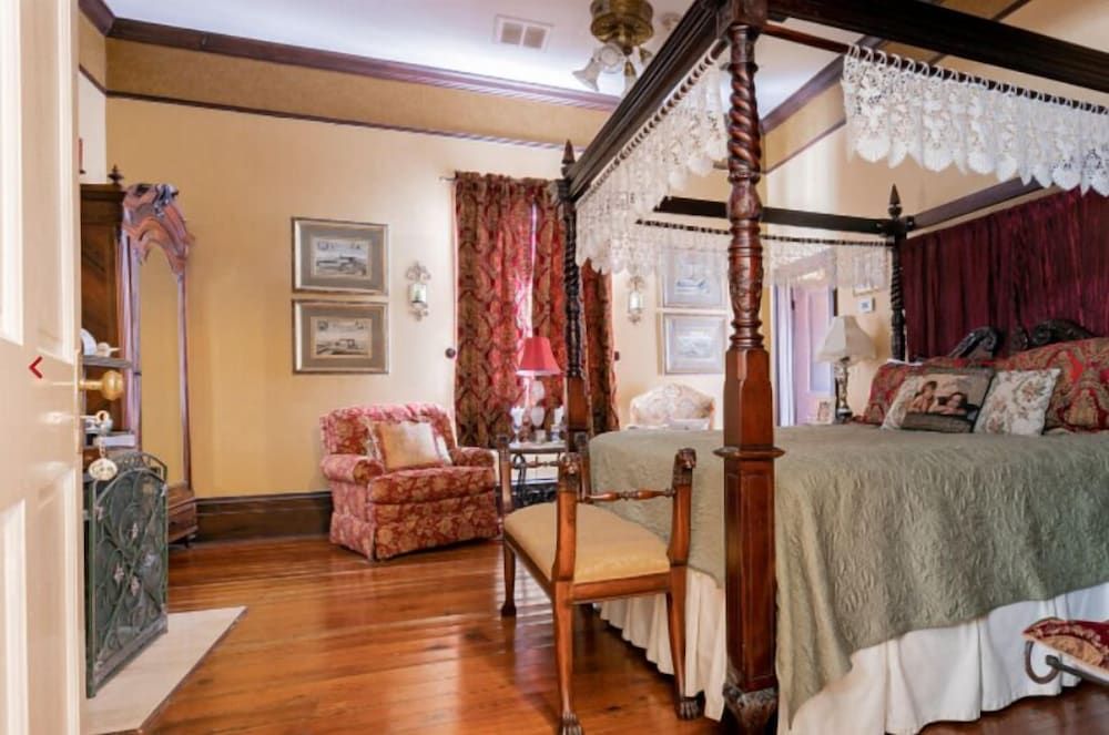 Fleur-De-Lis Suite