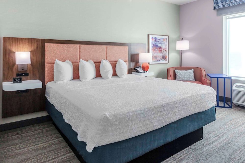 Studio, 1 King Bed, Accessible (Roll-In Shower)