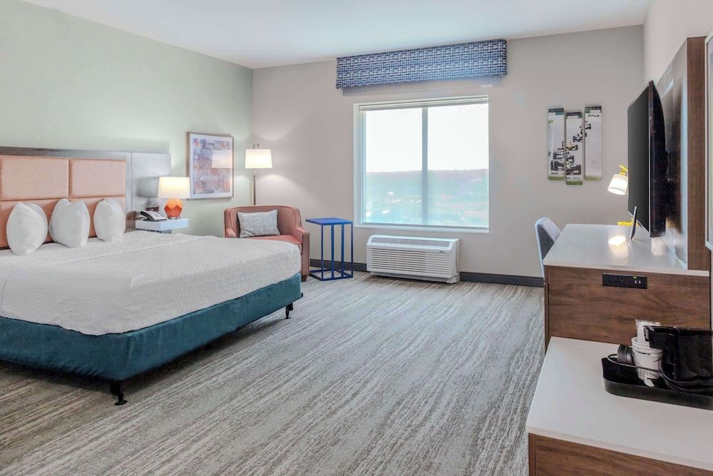 Studio, 1 King Bed, Accessible (Roll-In Shower)