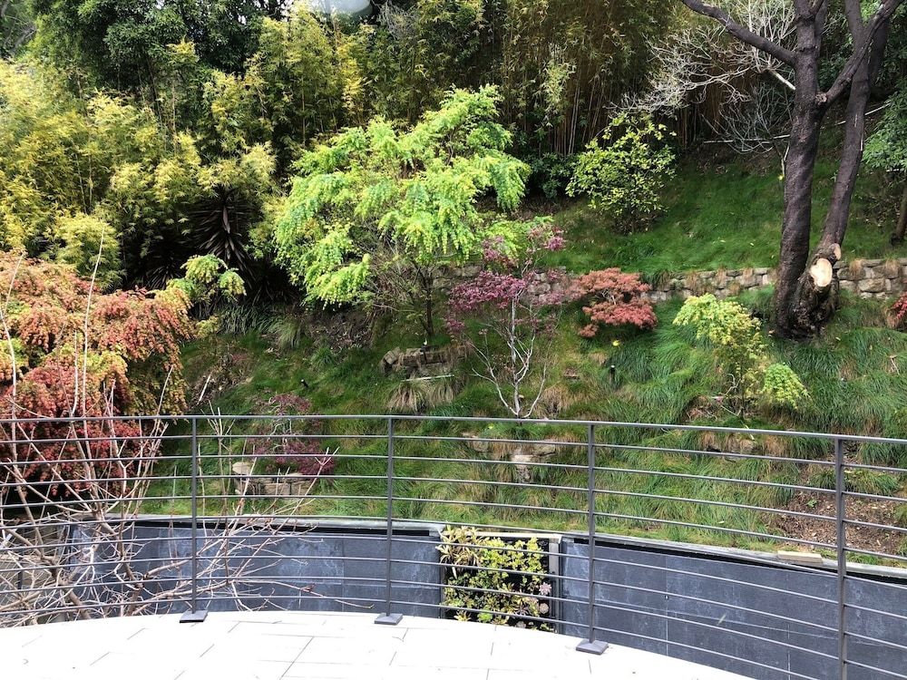 Chantilly Estate Luxury Villa, Multiple Bedrooms, Accessible, Non Smoking 3