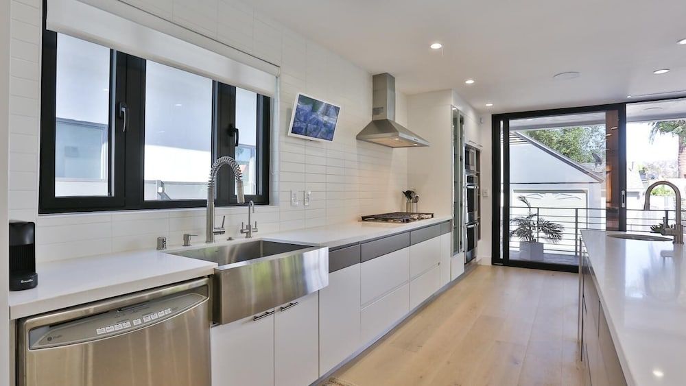 undefined Spacious 5 Bedroom West Hollywood Home with Pool 8