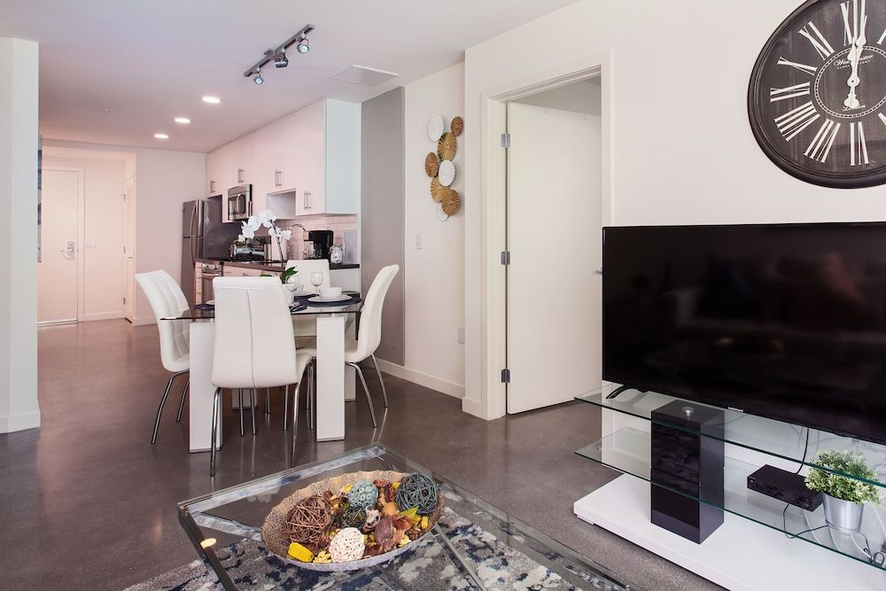 Downtown LA Luxury Two Bedroom Apartment Luxury Apartment, Garden View 15