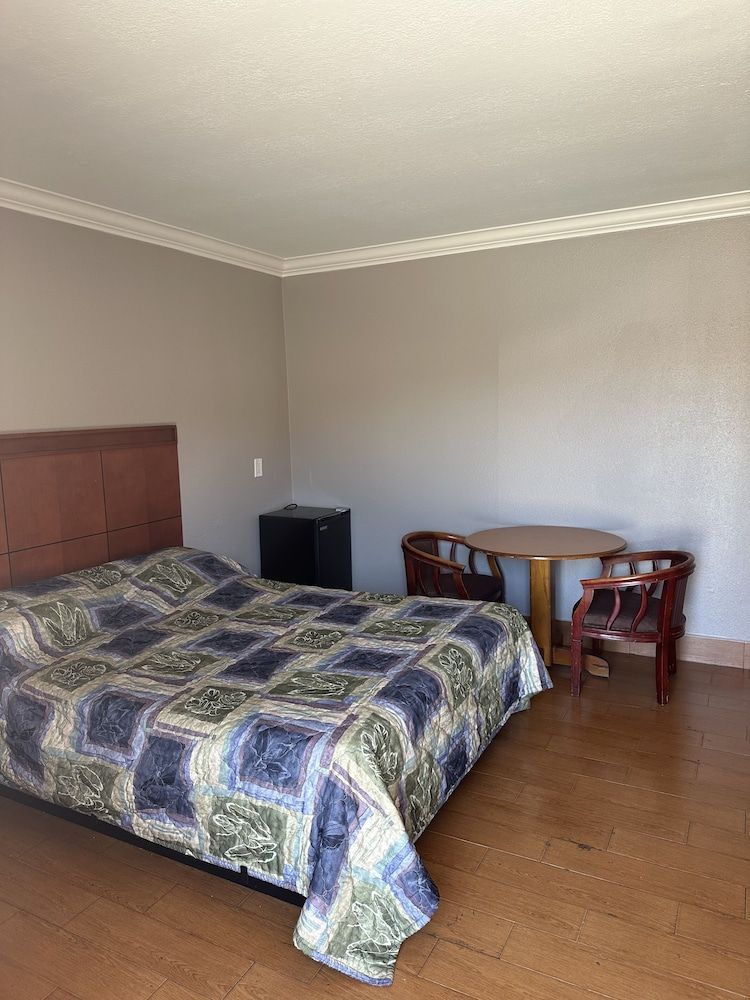 undefined Twenty-First Century Inn 4