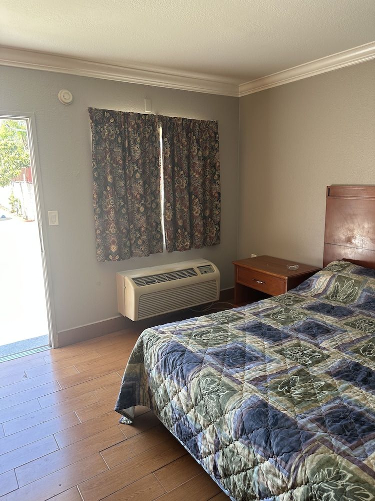 undefined Twenty-First Century Inn 7