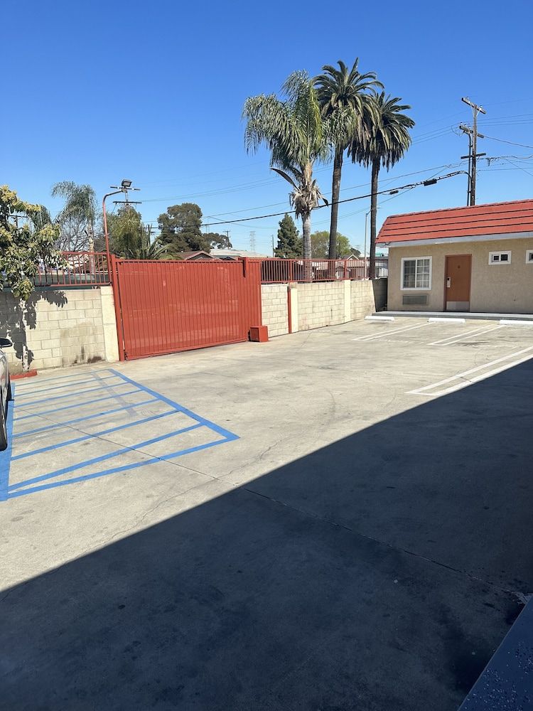 undefined Twenty-First Century Inn 3