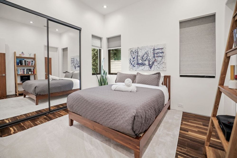 undefined Crescent Heights 7