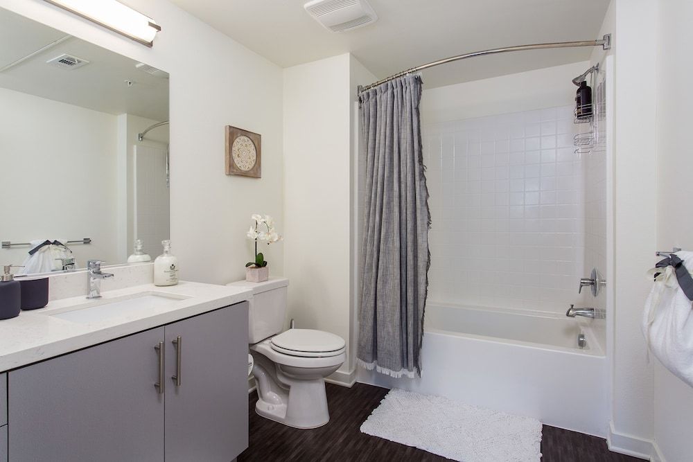 New Downtown LA Luxury Jr. Penthouse Luxury Apartment, Multiple Beds, Accessible, City View 4