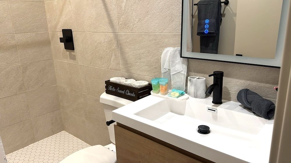 StaysPro - Cityscape Luxury Rental Homes in the Heart of Los Angeles Standard Apartment, 3 Bedrooms 7