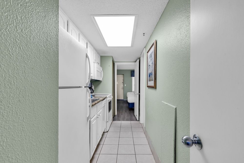 Breakers Sailfish Condos by Hosteeva Premium Condo, 1 Bedroom, Pool View, Oceanfront 4