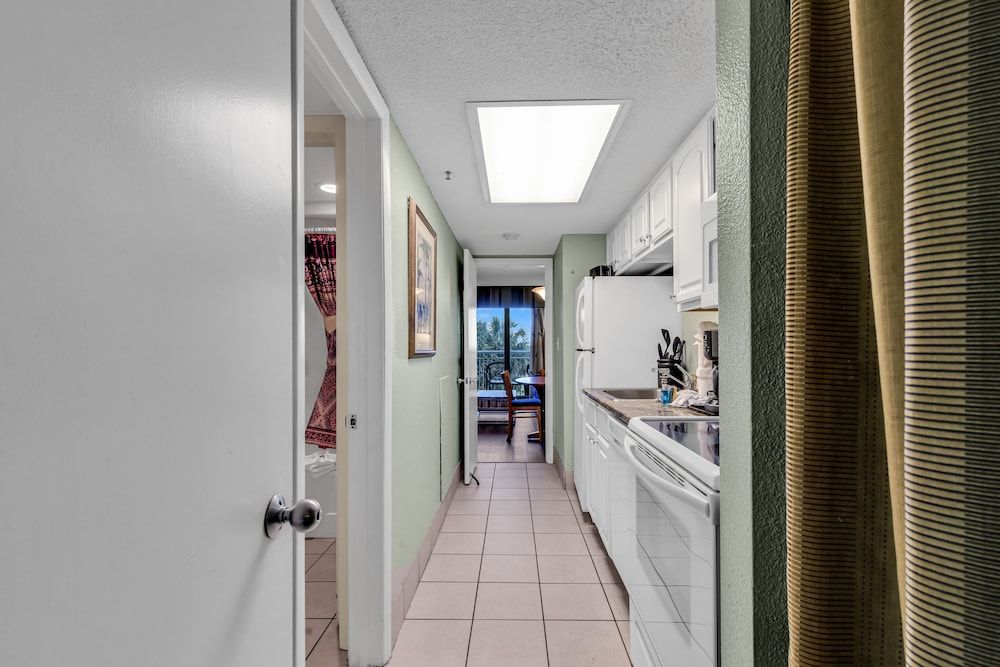 Breakers Sailfish Condos by Hosteeva Premium Condo, 1 Bedroom, Pool View, Oceanfront 2