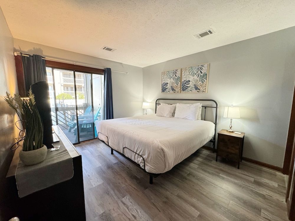 Signature Condo, 2 Bedrooms, Balcony