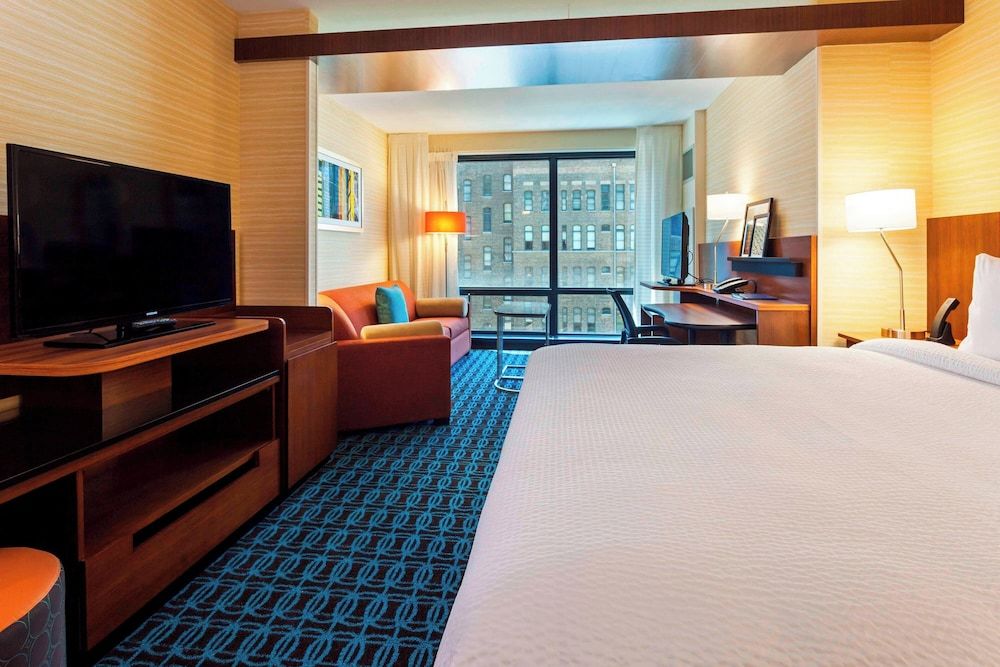 undefined Fairfield Inn & Suites Chicago Downtown/River North 8