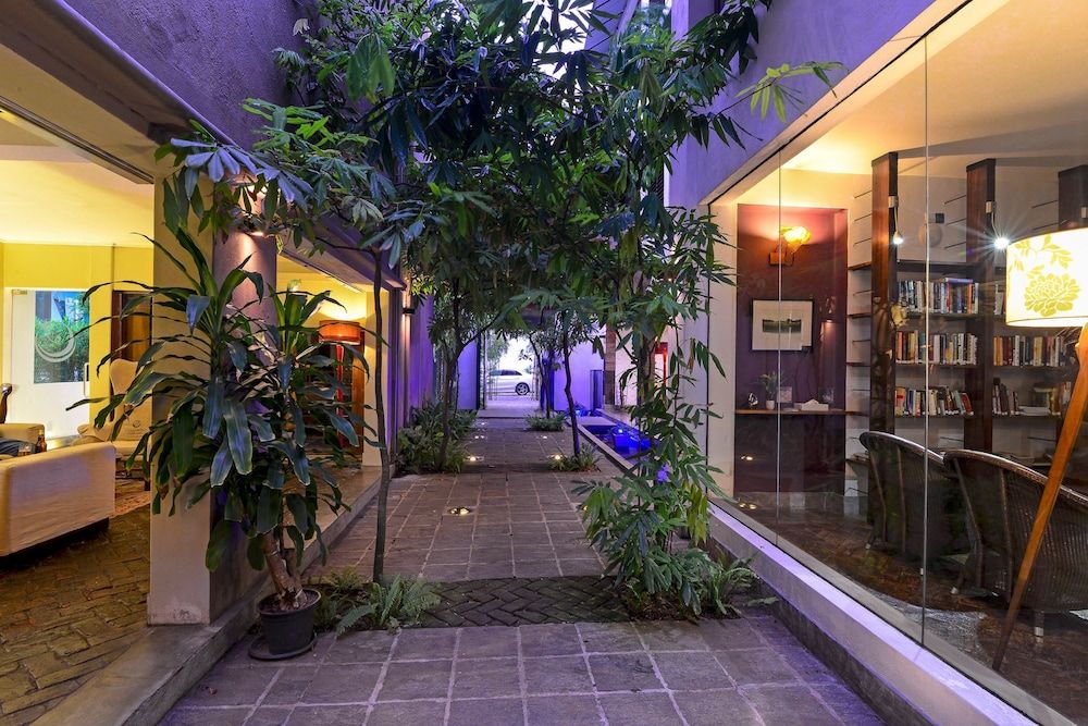 Lobby lounge