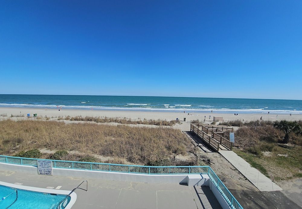 Southern Breeze Standard Room, 1 King Bed, Kitchen, Ocean View 2