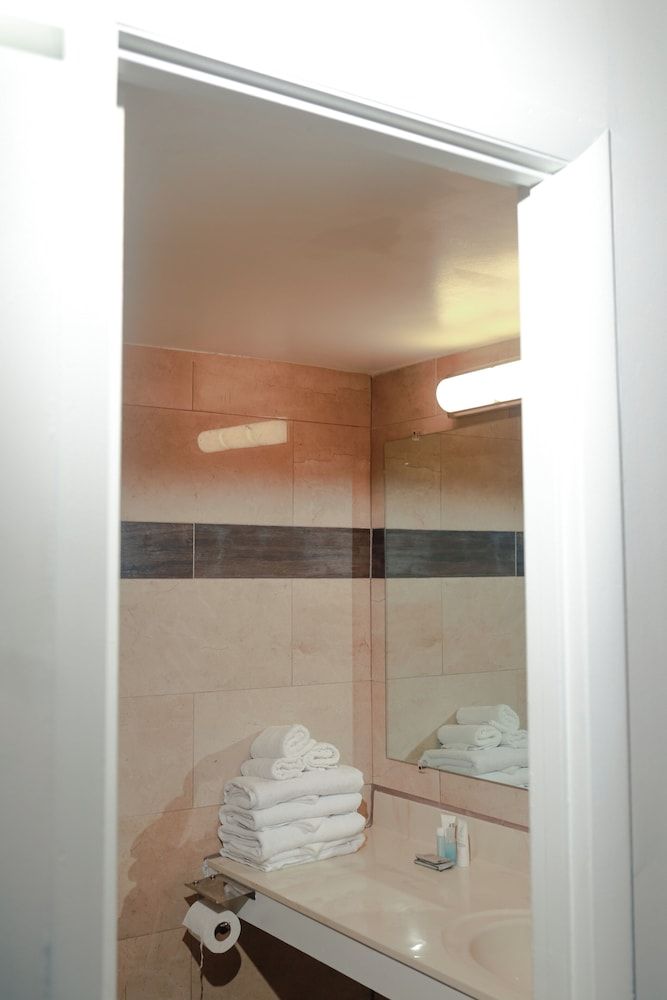 Southern Breeze Standard Room, 1 King Bed with Sofa bed, Kitchen, Oceanfront 9