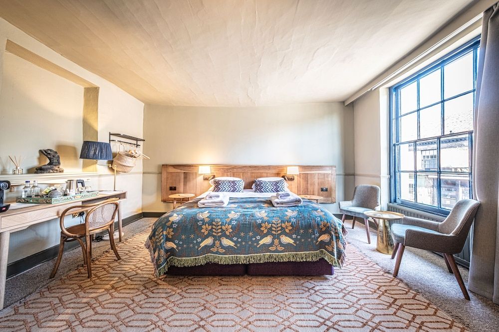 The Feathers Holt Deluxe Double Room, Ensuite