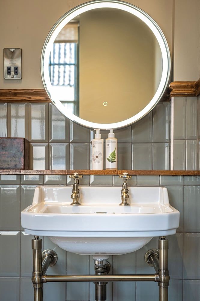 The Feathers Holt Deluxe Double Room, Ensuite 4