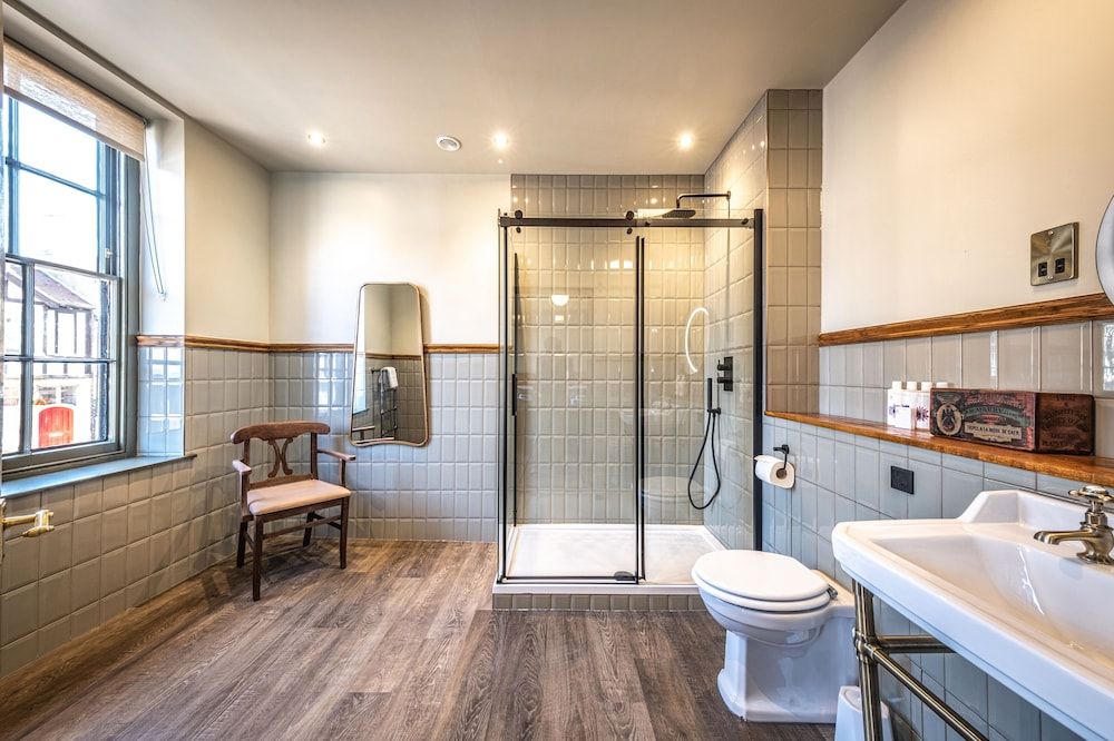 The Feathers Holt Deluxe Double Room, Ensuite 3