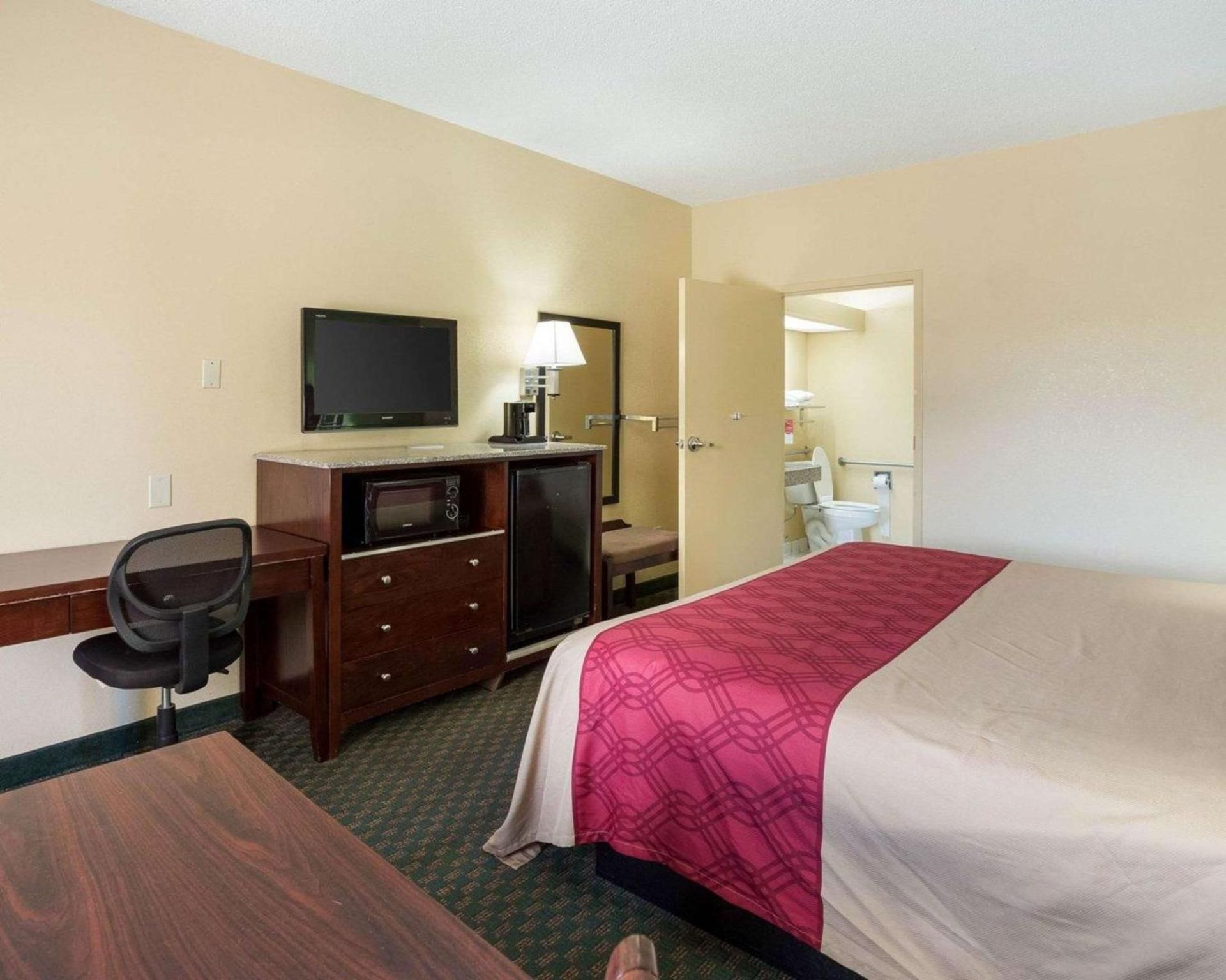 1 King Bed, Nonsmoking, Accessible