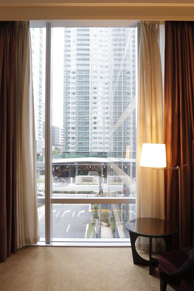 Fairmont Makati Standard Room, 1 King Bed 3