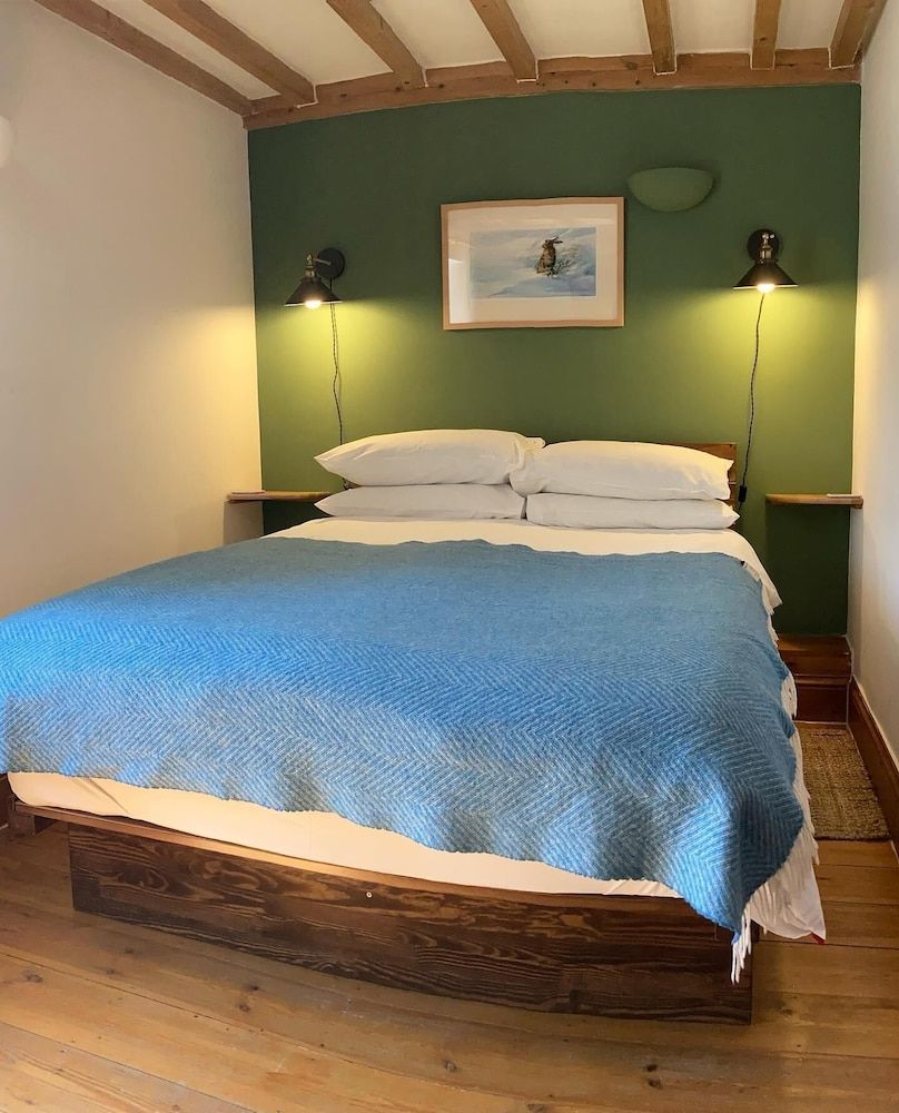 Riverside B & B