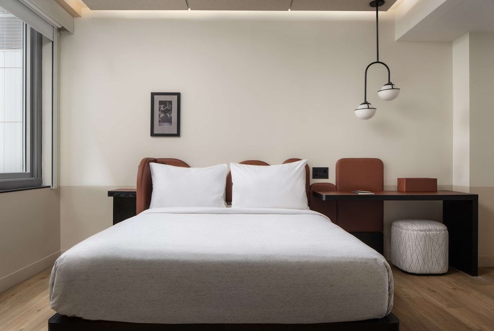 1 Queen Bed Accessible, Roll In Shower, Hearing Impaired