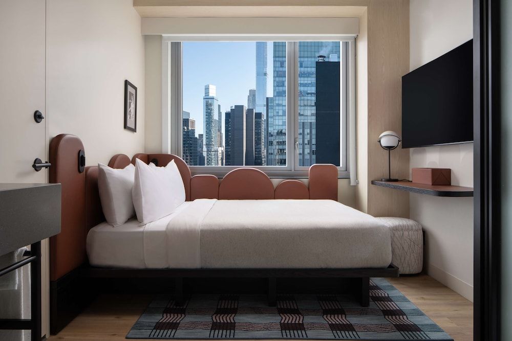 1 Queen Bed